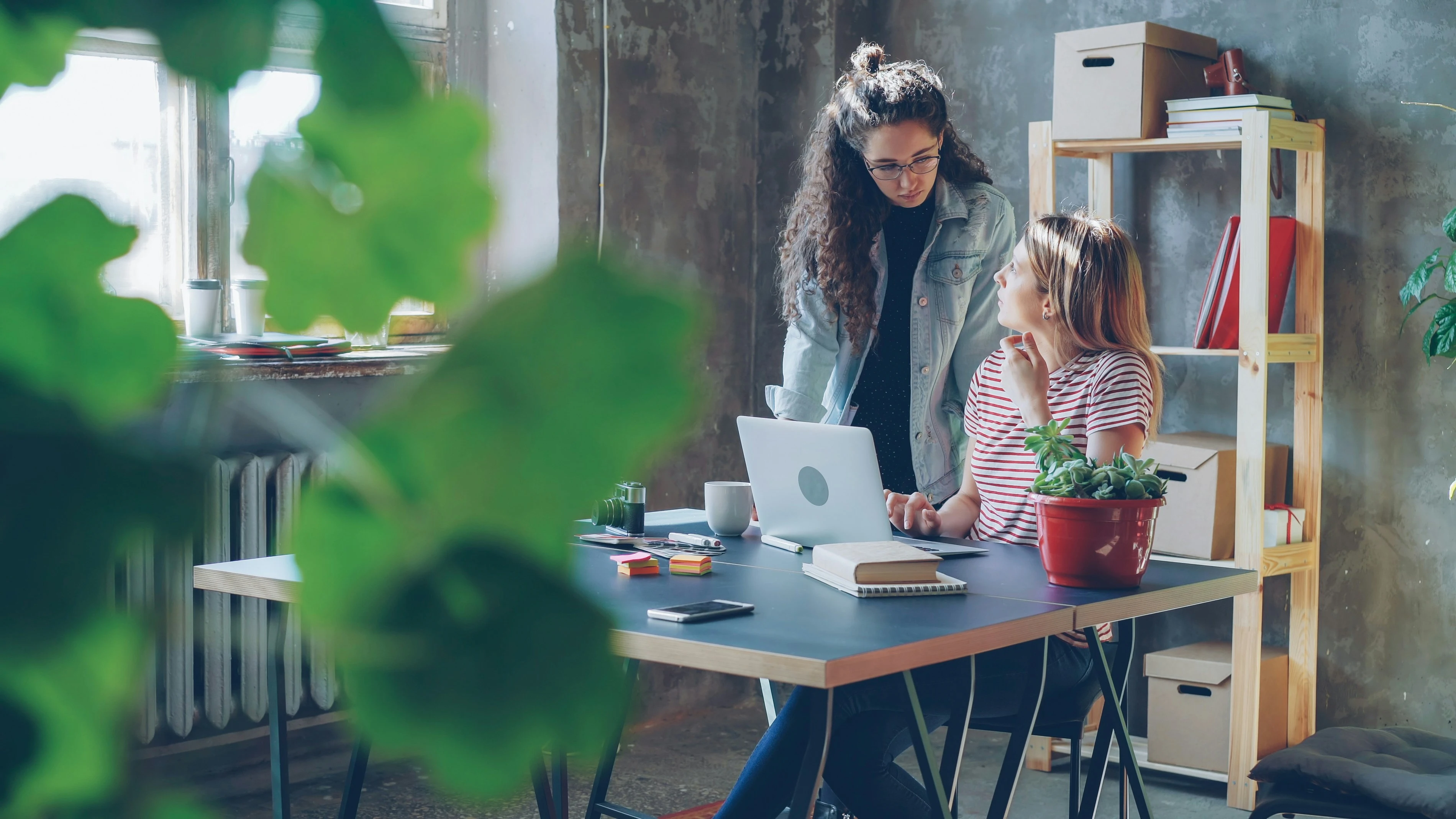 Mitarbeiter-Feedback-Gespräch zwischen Führungskraft und Mitarbeiterin im Büro